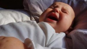 Ребенок плакал и дрожал ночью