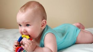 Ребенок в 1.2 все тащит в рот! Заниматься невозможно!