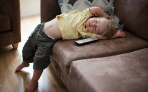 Ребенок во сне садиться и спит сидя