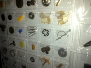 Ребенок проглотил деревянный шарик, и он не вышел. Что делать?