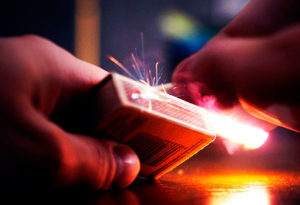 Опасна ли искра от спички для глаза?