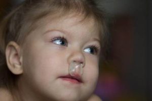 У ребёнка на улице сопли и слезы