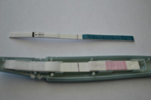 Вторая полоска на тесте еле видна, задержка 5 дней