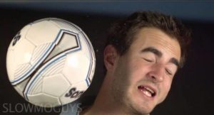 Удар мячом по голове