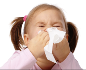 У ребёнка на улице сопли и слезы