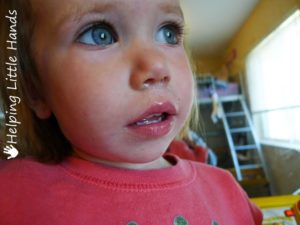 У ребёнка на улице сопли и слезы