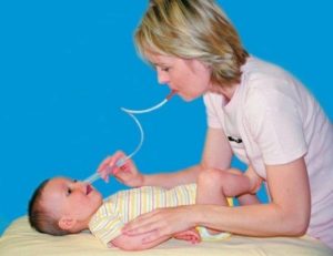 Нужно ли отсасывать сопли у ребенка