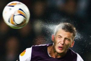 Удар мячом по голове