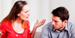 Жена кричит на ребенка