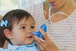 Нужно ли отсасывать сопли у ребенка