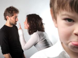 Жена кричит на ребенка