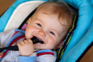 Ребенок в 1.2 все тащит в рот! Заниматься невозможно!