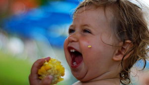 Ребенок в 1.2 все тащит в рот! Заниматься невозможно!